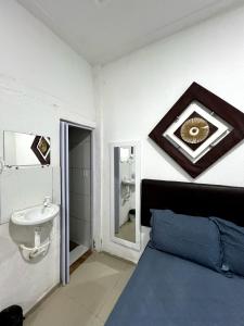 baño con cama y lavamanos en Durmaaquislz, en São Luís