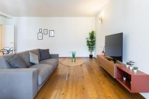 ein Wohnzimmer mit Sofa und Fernseher in der Unterkunft Hostdomus - Lagrange Luxury Apartment in Turin