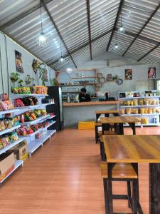 Εστιατόριο ή άλλο μέρος για φαγητό στο Glamping Azalea Tawangmangu 2