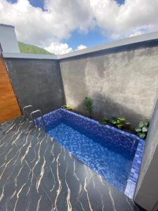 Πισίνα στο ή κοντά στο Glamping Azalea Tawangmangu 2