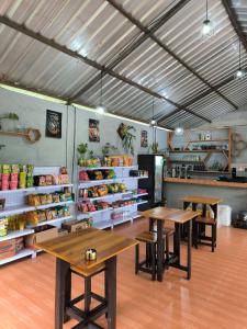 Σούπερ μάρκετ ή άλλα καταστήματα σε οργανωμένο κάμπινγκ ή εκεί κοντά