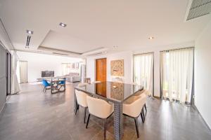 Posezení v ubytování BangTao 3 Bedroom 15m Super Large Pool Garden Villa Tropical Light Luxury Villa Super Large Private Space