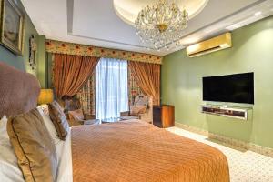 Et tv og/eller underholdning på Palette Hotel Cotts Villa by CheckIn Vasant Kunj New Delhi