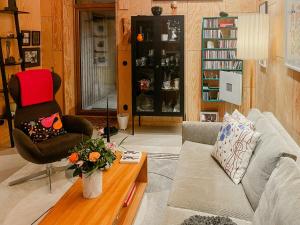 Χώρος καθιστικού στο Wooden Home Among Apple Trees With Ocean View