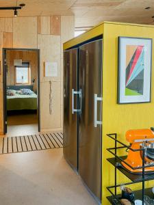 Ένα ή περισσότερα κρεβάτια σε δωμάτιο στο Wooden Home Among Apple Trees With Ocean View