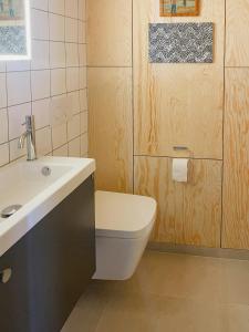 Ένα μπάνιο στο Wooden Home Among Apple Trees With Ocean View