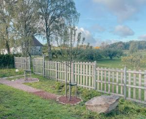 Κήπος έξω από το Wooden Home Among Apple Trees With Ocean View