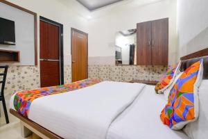 Ένα ή περισσότερα κρεβάτια σε δωμάτιο στο Via Sagar Residency