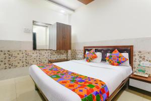 Ένα ή περισσότερα κρεβάτια σε δωμάτιο στο Via Sagar Residency