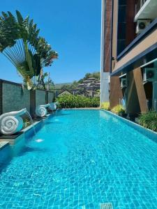 ein Swimmingpool mitten in einem Gebäude in der Unterkunft Chic B309 in Ban Nong Chaeng