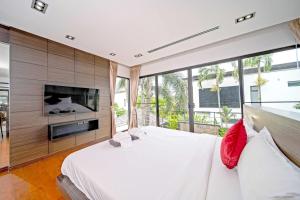 TV a/nebo společenská místnost v ubytování BangTao 3 Bedroom 15m Super Large Pool Garden Villa Tropical Light Luxury Villa Super Large Private Space