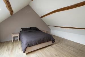 une chambre avec un lit dans un grenier dans l'établissement Superbe Duplex de 2 Chambres au cœur de Gouvieux, à Gouvieux