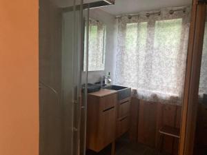 Kuchyň nebo kuchyňský kout v ubytování Maison conviviale à Saulxures-sur-Moselotte avec sauna + 19 fotografií