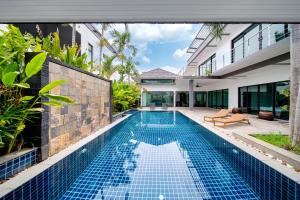 Bazén v ubytování BangTao 3 Bedroom 15m Super Large Pool Garden Villa Tropical Light Luxury Villa Super Large Private Space nebo v jeho okolí