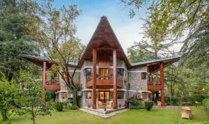ein großes Haus mit einem Gameradach in der Unterkunft Span Resort and Spa, Manali in Manali