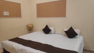 Una cama o camas en una habitación de Shaukat Sewarth Sadan