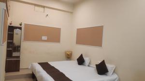 Una cama o camas en una habitación de Shaukat Sewarth Sadan 4 fotos más