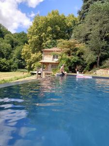 Φωτογραφία από το άλμπουμ του Moulin les Forges gîte 12 places avec piscine chauffée en Périgord σε Gavaudun