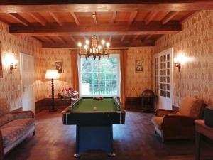 a living room with a pool table in it at Moulin les Forges gîte 12 places avec piscine chauffée en Périgord in Gavaudun