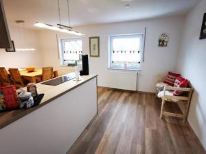 ein Wohnzimmer mit Küche und Esszimmer in der Unterkunft Ferienwohnung Neuerer in Riedlhütte