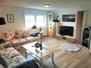 ein Wohnzimmer mit Sofa und Tisch in der Unterkunft Ferienwohnung Neuerer in Riedlhütte