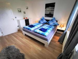 ein Schlafzimmer mit einem Bett mit blauen Kissen in der Unterkunft Ferienwohnung Neuerer in Riedlhütte