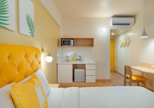 Una habitación de hotel con una cama y una cocina. en Bloom Hotel - Whitefield, en Bangalore 33 fotos más