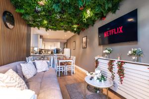 a living room with a couch and a table at Open Mind Property - 4 BR, Hot Tub & Free Parking in Portsmouth