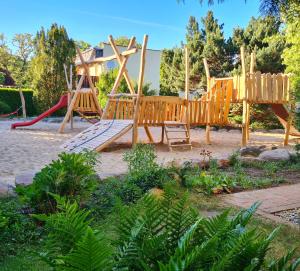 einen Spielplatz mit Rutsche und Schaukel in der Unterkunft Doppelzimmer - Monteurswohnung - Arbeiterwohnung 4-8 Personen in Plaue