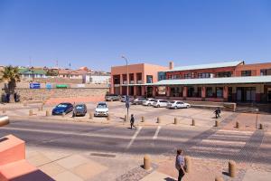 eine Gruppe von Autos auf einem Parkplatz geparkt in der Unterkunft Waterfront Apartment in Lüderitz