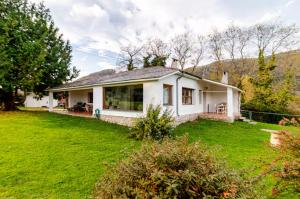 Κήπος έξω από το Casa con Jardín Enorme y Vistas Espectaculares Cerca de Pechon