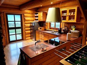 Kuchyň nebo kuchyňský kout v ubytování Luxusná drevená zrubová chata v obci Telgárt + 13 fotografií