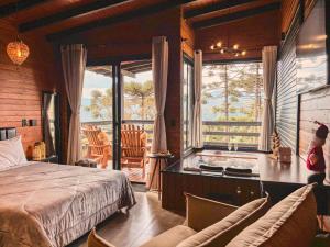 a bedroom with a tub and a bed and a window at Vale Dourado Cabanas in Urubici