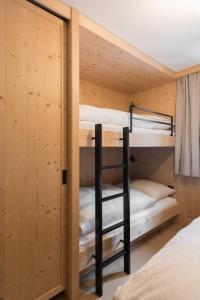 a bunk bed room with bunk beds in a room at Almrausch Lech Apartments in Lech am Arlberg