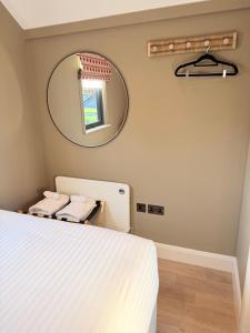 ein Schlafzimmer mit einem Bett und einem Spiegel in der Unterkunft Water Cabin With Water Sports Equipment and Bikes, Bath in Bristol + 13 Fotos