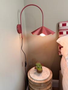 eine Lampe auf einem Tisch neben einem Bett in der Unterkunft Water Cabin With Water Sports Equipment and Bikes, Bath in Bristol