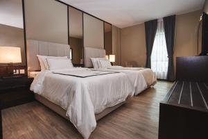 Postel nebo postele na pokoji v ubytování Corsica Hotel
