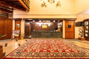 eine Lobby mit einem roten Teppich auf dem Boden in der Unterkunft Span Resort and Spa, Manali in Manali + 207 Fotos