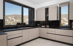 Kuchyň nebo kuchyňský kout v ubytování Villa Iris Aegina + 58 fotografií