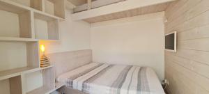 une petite chambre avec un lit dans une pièce dans l'établissement Charmante villa entièrement rénovée, dans le centre du village, à La Couarde-sur-Mer