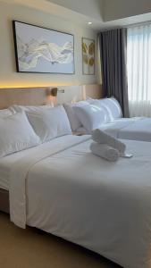 Una cama o camas en una habitación de Cattleya BNB Rentals