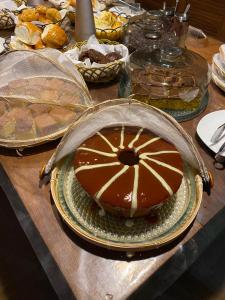 um bolo em um prato sobre uma mesa em Pousada Arara em Valença