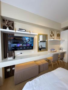 Una televisión o centro de entretenimiento en Cattleya BNB Rentals