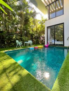 ein Swimmingpool im Hinterhof eines Hauses in der Unterkunft B Shore by evaddo Luxury 3BHK Villa with Private Pool & Jacuzzi in Anjuna