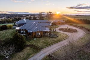 eine Luftansicht eines Hauses mit Sonnenuntergang im Hintergrund in der Unterkunft Yuruga, Exeter in Exeter