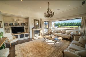 ein Wohnzimmer mit Couch und Kamin in der Unterkunft Yuruga, Exeter in Exeter