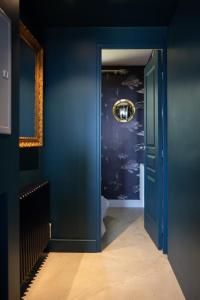 einen Flur mit blauen Wänden und einer blauen Tür in der Unterkunft Bed & Views - Le paradis de Bordaberry in Urrugne