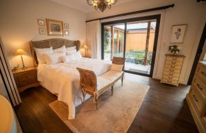 ein Schlafzimmer mit einem großen Bett und einer Glasschiebetür in der Unterkunft Yuruga, Exeter in Exeter + 31 Fotos