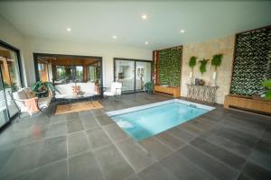 ein Wohnzimmer mit einem Pool in einem Haus in der Unterkunft Yuruga, Exeter in Exeter