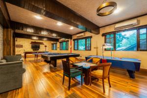 ein Wohnzimmer mit Billardtischen und Sofas in der Unterkunft Span Resort and Spa, Manali in Manali